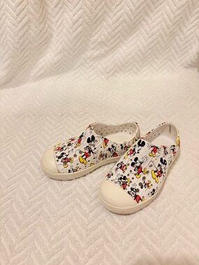 Native Shoes & Disney Collab C8 Kids White Slip-On Sneakers with Mickey Print